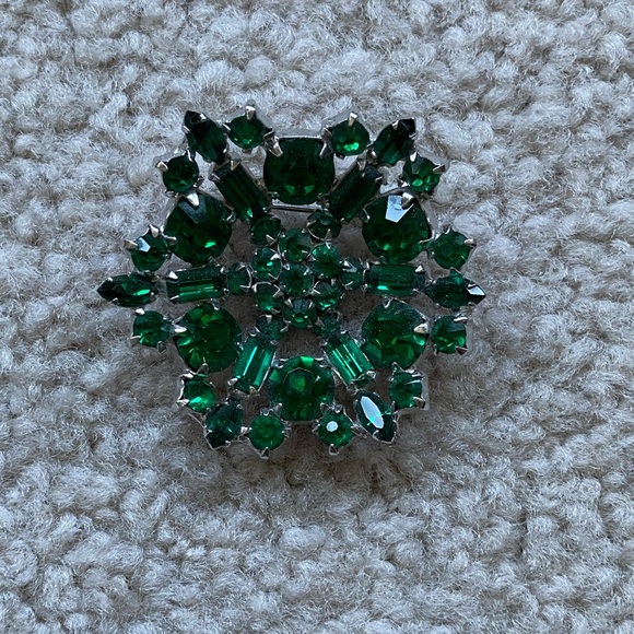 Vintage Green rhinestone brooch - Picture 1 of 4